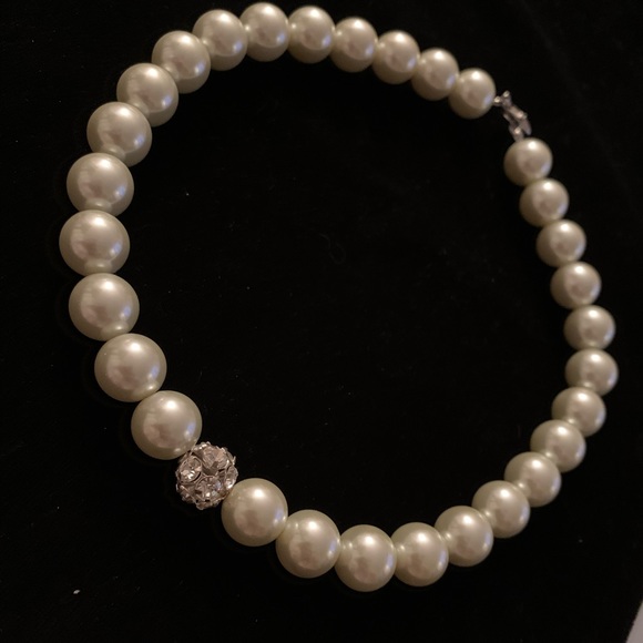 🆕🔥Large Pearl & Crystal Necklace - Picture 2 of 6